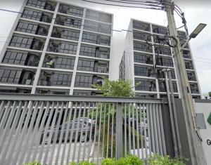 ein hohes Gebäude mit einem Zaun davor in der Unterkunft Sukhumvit​ 101 in Phra Khanong