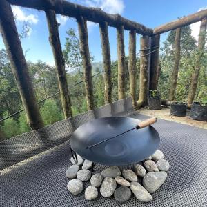 un pot sur une table avec des pierres dans l'établissement Lee's Grandma's Will Cottage, à Kalimpong