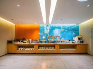 a store with a counter in a room at Home Inn Neo Leshan Central Food Street in Leshan