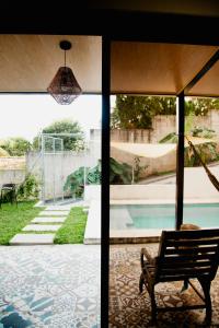a wooden bench sitting in front of a pool at Villa Palmarcito in El Zonte