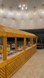 En restaurant eller et andet spisested på Soheil Luxury Camp