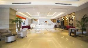 eine Lobby eines Hotels mit weißen Stühlen und Tischen in der Unterkunft Borrman Hotel Liuzhou Ma'anshan Park Gubu Shopping Mall in Liuzhou