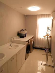 Kuchyň nebo kuchyňský kout v ubytování Echarm Hotel Binzhou Boxing Yinzuo