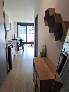 une pièce avec une cuisine et un salon dans l'établissement Appartement vue mer, à Saint-Denis