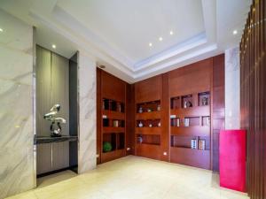 ein großer Raum mit Holzschränken und einem roten Gegenstand darin in der Unterkunft City Comfort Inn Wuhan Dongwu Avenue Light Rail Station in Wuhan