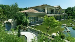 an image of a house with a pond at Maison du Lac in Les Angles Gard