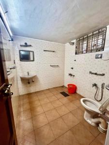 ein Badezimmer mit Waschbecken und Toilette in der Unterkunft Indeevaram in Kochi