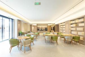 a dining room with tables and chairs and a cafeteria at All Seasons Beijing Capital Airport Liqiao Hotel in Beijing