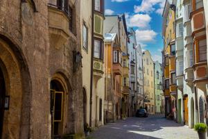 Une ruelle dans une vieille ville avec des bâtiments dans l'établissement Modern Old Town Studio, à Hall en Tirol