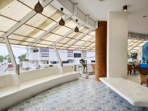 Χώρος καθιστικού στο Royal Beach View