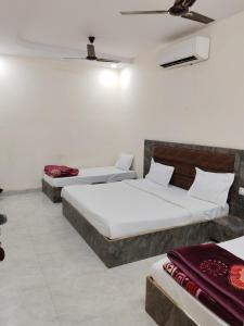 Ένα ή περισσότερα κρεβάτια σε δωμάτιο στο Meera Residency Vrindavan