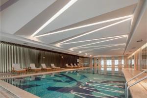 Bazén v ubytování Xincheng hotel nebo v jeho okolí