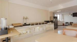 TV a/nebo společenská místnost v ubytování City Comfort Inn Foshan Shishan Square