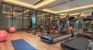 ein Fitnessstudio mit vielen Heimtrainern in der Unterkunft Echarm Hotel Nanjing Lishui High-speed Railway Station Wuzhou Commercial City in Lishui