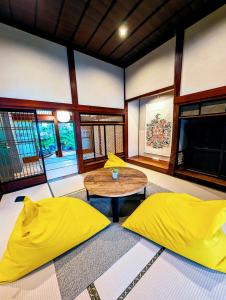 Khu vực ghế ngồi tại 源泉掛け流し温泉Villa The ITAYA