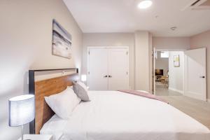 Ένα ή περισσότερα κρεβάτια σε δωμάτιο στο TWO Spacious CozySuites OTR Downtown #22