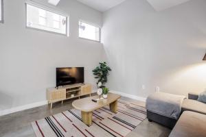 Μια τηλεόραση ή/και κέντρο ψυχαγωγίας στο TWO Spacious CozySuites OTR Downtown #22 +40 φωτογραφίες