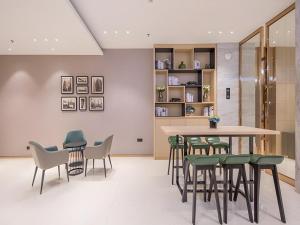 ein Esszimmer mit Tisch und Stühlen in der Unterkunft City Comfort Inn Wuzhou Xijiang Thrid Bridge in Cangwu