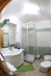 y baño con ducha, lavabo y aseo. en BeB Vanessa Le Fontanelle en Caltanissetta
