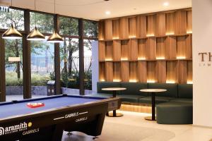 een biljartkamer met een pooltafel en zitplaatsen bij KNV Apartment in Thu Dau Mot