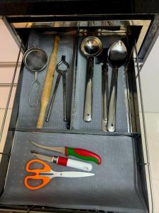 un tiroir avec quelques ustensiles. dans l'établissement Entire Home in Pune City Near Airport India 3BHK, à Jāmb 17 autres photos