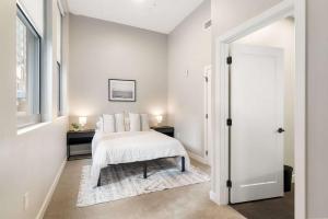Ένα ή περισσότερα κρεβάτια σε δωμάτιο στο TWO Spacious CozySuites OTR Downtown #23