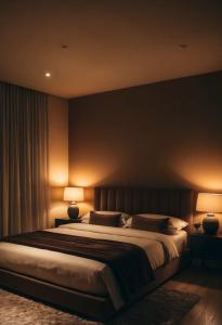 une chambre avec un grand lit avec deux lampes dans l'établissement Entire Home in Pune City Near Airport India 3BHK, à Jāmb