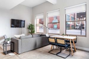 Μια τηλεόραση ή/και κέντρο ψυχαγωγίας στο TWO Spacious CozySuites OTR Downtown #23