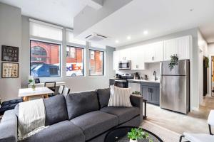 Η κουζίνα ή μικρή κουζίνα στο TWO Spacious CozySuites OTR Downtown #23 +37 φωτογραφίες