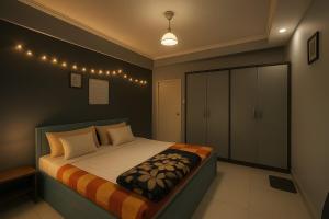 une chambre avec un lit, une armoire et des lumières dans l'établissement Entire Home in Pune City Near Airport India 3BHK, à Jāmb