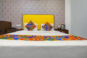 uma cama grande com um edredão colorido em Hotel Mild Inn em Calangute mais 26 fotografias