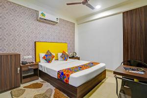 um quarto com uma cama e uma secretária e uma cama sidx sidx em Hotel Mild Inn em Calangute