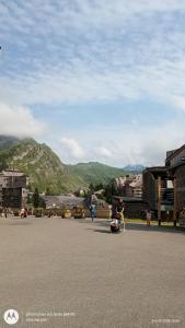 una persona en moto en un estacionamiento en Studio appartement avec piscine, ski Porte du soleil Morgins, PS3 games, wash & bring sheets, en Morgins