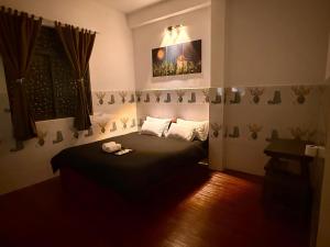 a bedroom with a bed in a room at ấm iu Hotel in Ho Chi Minh City +12 photos