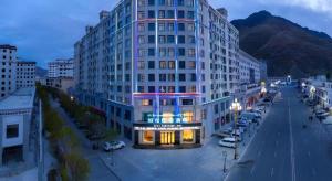 Nespecifikovaný výhled na hory nebo výhled na hory při pohledu z hotelu