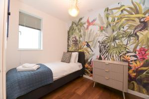 Postel nebo postele na pokoji v ubytování Architect-Designed Luxury Retreat 3BR Chessington - Pass the Keys