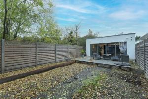 Zahrada ubytování Architect-Designed Luxury Retreat 3BR Chessington - Pass the Keys