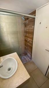 Ένα μπάνιο στο Large 2-room apartment with private garage