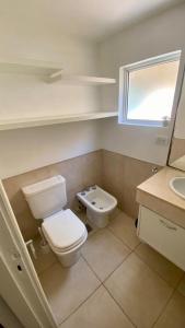 Ένα μπάνιο στο Large 2-room apartment with private garage