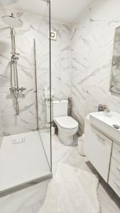 une salle de bain blanche avec douche et toilettes dans l'établissement Limone Piemonte Kids Friendly, à Limone Piemonte 12 autres photos