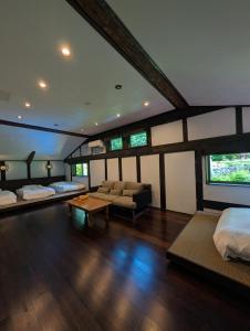 Giường trong phòng chung tại 源泉掛け流し温泉Villa The ITAYA