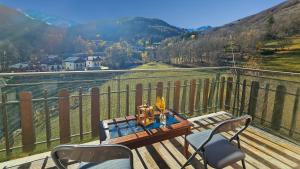 une table et des chaises sur un balcon avec vue dans l'établissement Limone Piemonte Kids Friendly, à Limone Piemonte