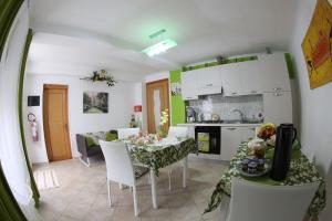 una cucina e una sala da pranzo con tavolo e sedie di BeB Vanessa Le Fontanelle a Caltanissetta