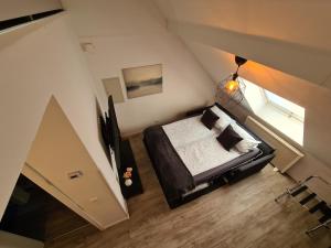 einen Blick über ein Schlafzimmer mit einem Bett in der Unterkunft Apartmenthaus Çelik Bielefeld Süd Senne in Bielefeld