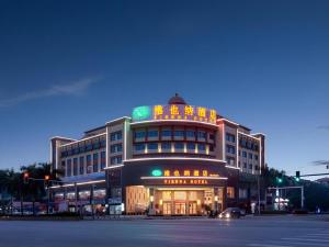 ein großes Gebäude mit einem Schild darauf in der Unterkunft Vienna Hotel Guangxi Wuzhou High-Tech in Wuzhou