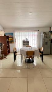 une cuisine avec une table, des chaises et un réfrigérateur dans l'établissement Casa campestre Finca Renacer, à San Francisco
