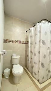 une salle de bain avec toilettes et rideau de douche dans l'établissement Casa campestre Finca Renacer, à San Francisco 10 autres photos