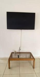 une table en verre posée sur un mur blanc dans l'établissement Casa campestre Finca Renacer, à San Francisco