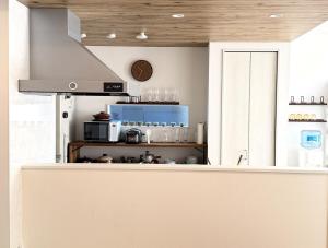 una cocina con encimera y estufa horno superior en The Ogawa 小川 Live like a local, en Inzai