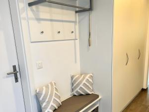 クロイツリンゲンにあるFerienhausträume Oase Bodenseeのクローゼット(ベンチ付)